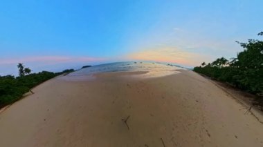 Okyanusun 360 derece üzerindeki gün batımında zaman su gibi akıp geçiyor. Renkli gökyüzünde değişen tatlı bir fantezi hayal et. Grafik renkleri.