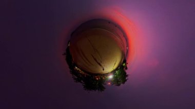 Okyanusun 360 derece üzerindeki gün batımında zaman su gibi akıp geçiyor. Renkli gökyüzünde değişen tatlı bir fantezi hayal et. Grafik renkleri.