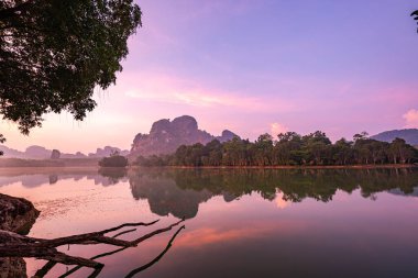 Cape Cod 'da Pastel Pembe Gün Batımı. Falmouth Bataklık Koyu üzerindeki Huzurlu Deniz Burnu Deniz Suyu 'na yansıyan Bulutlar.