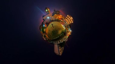 Phuket, Tayland - 25 Nisan 2024: Günbatımında Phuket şehrinin tarihi yapılarından biri olan Sino-Portekiz mimarisine 360 derece sapma. Gün batımında Phuket şehri boyunca parlak renkler.