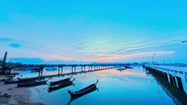 Chalong rıhtımının üzerinde gün doğumunun zaman aşımı.