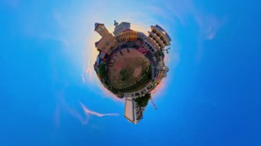 Phuket, Tayland - 25 Nisan 2024: Günbatımında Phuket şehrinin tarihi yapılarından biri olan Sino-Portekiz mimarisine 360 derece sapma. Gün batımında Phuket şehri boyunca parlak renkler.