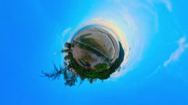 Küçük Gezegen 4K Stok 360 Derece Görünümü. Karon Sahili 'nin üzerinde gün batımının zamanı doldu, Phuket..