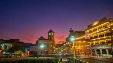 Zaman aşımına uğramış turistler saat kulesine, Phuket Town.clock kulesinin merkezindeki Charter Kavşağı 'na, Phuket şehrinin antik binasına ve popüler simgesine hayranlar.