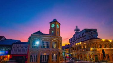 Zaman aşımına uğramış turistler saat kulesine, Phuket Town.clock kulesinin merkezindeki Charter Kavşağı 'na, Phuket şehrinin antik binasına ve popüler simgesine hayranlar.