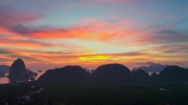 Güneş doğarken güzel, parlak bir gökyüzü hayal edin. Güneş ışığı adaların aşağısında parlıyor. Güzel Samed Nang Chee Phang Nga Bay.inanılmaz renkli gökyüzünün çarpıcı hava manzarası.