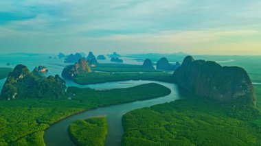 Mangrov ormanındaki aşk adasının hava aracı görüntüsü güzel yeşil mangrov ormanları deniz suyu. Kalp şekilli ada. Kalp adası manzarası. Takımada ve mangrov ormanları.