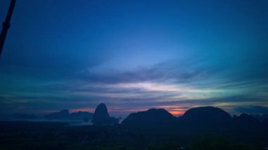 Tayland, Phang Nga 'daki dağ sırasının tepesinde gün doğumunda muhteşem parlak gökyüzünün hava hiper yanılma görüntüsü