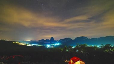 Samed Nang Chee 'deki dağın tepesindeki portakal rengi uyku çadırlarında zaman aşımı..