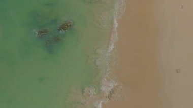 Üst hava dalgaları kıyıya doğru sürüklendi. Sahildeki deniz kumu manzarası ve Natai Sahili 'nde el sallama, Phang Nga Tayland. Sahildeki deniz alanı. Yeşil deniz, dalgalar kayalara çarpıyor..