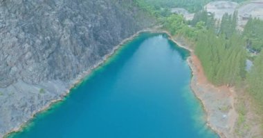 Büyük gölette güzel mavi suyun havadan görünüşü