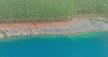 Eski madendeki güzel mavi suyun havadan görünüşü