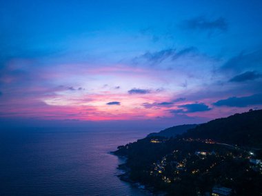 Hava manzaralı pembe bulut çarpıcı günbatımında gün batımında denizde.