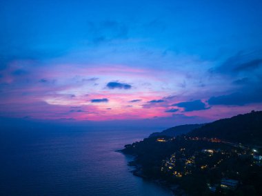 Hava manzaralı pembe bulut çarpıcı günbatımında gün batımında denizde.