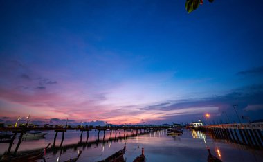 Tayland 'daki Chalong rıhtımında renkli gün doğumu