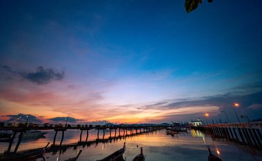 Tayland 'daki Chalong rıhtımında renkli gün doğumu