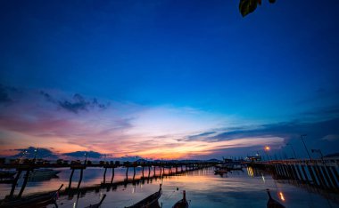 Tayland 'daki Chalong rıhtımında renkli gün doğumu