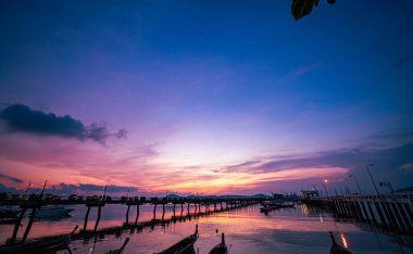 Tayland 'daki Chalong rıhtımında renkli gün doğumu