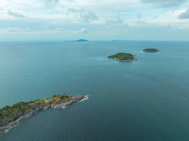 Laem Promthep Cape 'in hava manzarası. Promthep pelerini Phuket 'teki en popüler bakış açısıdır.