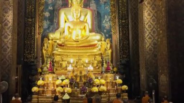 Bangkok, Tayland - 10 Nisan 2024: Keşişler Wat Bowonniwet Vihara şapelinde ana Buda resmi önünde dua ediyorlar.