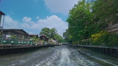 Bangkok, Tayland. Nisan 10.2024: Yolcu gemisine atlayıp Bangkok 'a gidin, para biriktirip, seyahatten tasarruf edin. Bangkok 'un göbeğindeki Mahanak Kanalı' nın kıyısında. Hızlı ve ucuz.