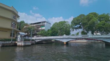 Bangkok, Tayland - 10 Nisan 2024: Bangkok 'un orta kesimindeki Mahanak Kanalı' nın bankalarında görüntüle. 