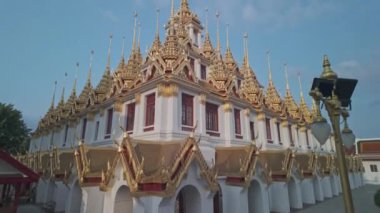 Wat Ratchanatdaram Worawihan (Loha Prasat). Loha Prasat, Budizm 'in 37 aydınlanma erdemini simgeleyen 37 kuleden oluşan demir çatılı inanılmaz bir binadır.