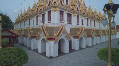 Wat Ratchanatdaram Worawihan (Loha Prasat). Loha Prasat, Budizm 'in 37 aydınlanma erdemini simgeleyen 37 kuleden oluşan demir çatılı inanılmaz bir binadır..