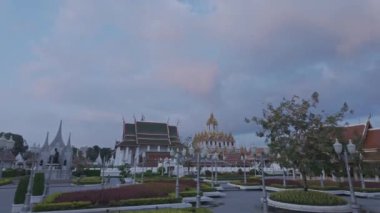 Wat Ratchanatdaram Worawihan (Loha Prasat). Loha Prasat, Budizm 'in 37 aydınlanma erdemini simgeleyen 37 kuleden oluşan demir çatılı inanılmaz bir binadır..