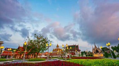 Zaman atlamalı manzara Ratchanatdaram Worawihan 'daki altın yaprağıyla kaplı metalik kale. Wat Loha Prasat' ta kulesi olan altın şato. 37 kuleden oluşan demir çatılı inanılmaz bir bina.