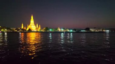 Bangkok Chao Phraya Nehri 'nde yansıması olan büyük altın pagoda Wat Arun gece görüşü.