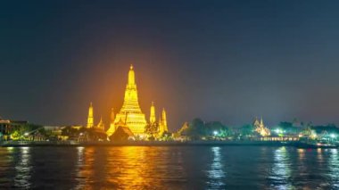 Bangkok, Tayland 'daki Chaopraya nehrinin kıyısında gece vakti Wat Arun' un altın pagodası..