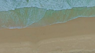 Andaman Denizi, Tayland 'daki kumlu sahil ve turkuaz sularının havadan görünüşü.