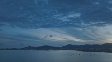 Changlong Körfezi 'nin üzerindeki günbatımının Arial manzarası