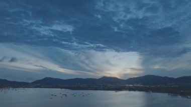 Arial manzaralı güzel gün batımı dağ sırasının ve denizin üstünde.