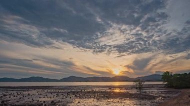 Chalong Körfezi 'nin üzerindeki güzel günbatımında inanılmaz bulutların zaman kaybı..