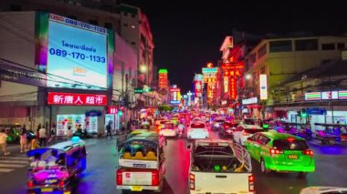 Bangkok, Tayland - 10 Nisan 2024: Bangkok şehir trafiğinin gece manzarası, Tayland.