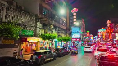 Bangkok, Tayland - 10 Nisan 2024: Bangkok şehir trafiğinin gece manzarası, Tayland.