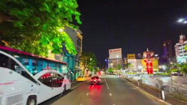 Bangkok, Tayland - 10 Nisan 2024: Bangkok şehir trafiğinin gece manzarası, Tayland.