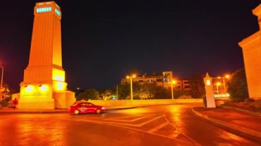 Bangkok, Tayland - 10 Nisan 2024: Bangkok şehir trafiğinin gece manzarası, Tayland.