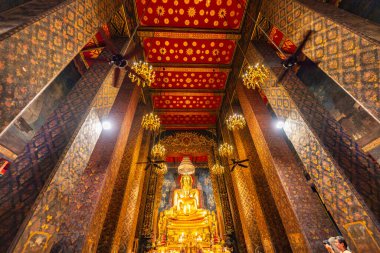 Wat Bowonniwet Vihara 'daki kilisedeki altın Buda resmi bir ibadet nesnesi olarak güzel bir şekilde dekore edilmiştir..