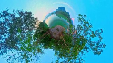 360 derece bataklık manzaralı, gün doğumunda inanılmaz bir gökyüzü. Nong Thale 'deki güzel dağ gölü ve orman gölü. Gün doğumunda, doğal arka planda, bataklıktaki ormanın yansıması..