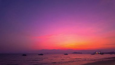 Tubkaek Sahili 'nde, okyanusun üzerinde, gün batımında, inanılmaz tatlı gökyüzünün zaman atlaması..