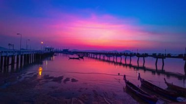 Chalong rıhtımının üzerindeki alacakaranlıkta inanılmaz pembe gökyüzünün zaman atlaması..