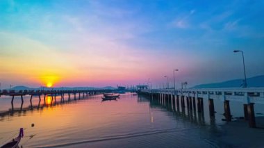 Chalong rıhtımındaki alacakaranlıkta inanılmaz pembe gökyüzünün zaman atlaması.