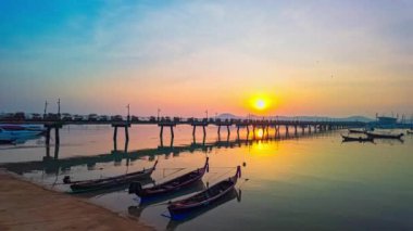 Chalong marinasında gün doğumunun güzel yansıması..