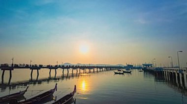 Chalong rıhtımında gün doğumunun güzel yansımasının zaman aşımı.