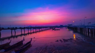 Alacakaranlıkta Chalong rıhtımında renkli pembe gökyüzünün zaman kayması.