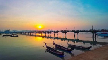 Chalong İskelesi 'ndeki güzel gündoğumunun manzaradaki yansıması.