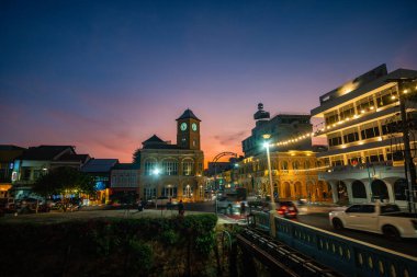 Turistler Phuket City 'deki eski bir bina olan saat kulesinde fotoğraf çekmeyi severler. Alacakaranlıkta güzel bir gökyüzü. Phuket 'te popüler bir dönüm noktası. Phuket Çekici 'nin kalbindeki güzel eski bir bina.